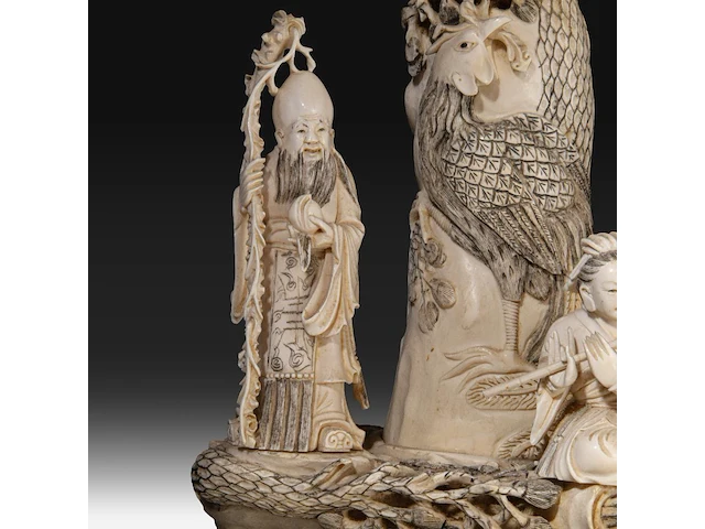 A chinese ivory sculpture of immortals in a boat, late qing dynasty (1850-1912), l 73 cm - total h 53 cm - ivory h 45 cm - ca. 7500g (+) - afbeelding 12 van  12