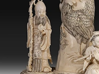 A chinese ivory sculpture of immortals in a boat, late qing dynasty (1850-1912), l 73 cm - total h 53 cm - ivory h 45 cm - ca. 7500g (+) - afbeelding 12 van  12