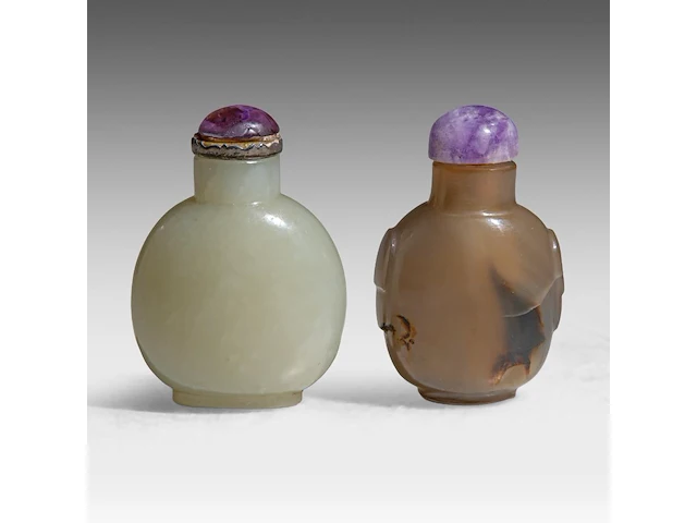 A chinese jade and an agate snuff bottle, late qing, h 6 - 6,5 cm - afbeelding 1 van  8