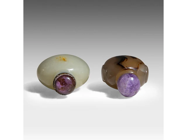 A chinese jade and an agate snuff bottle, late qing, h 6 - 6,5 cm - afbeelding 7 van  8