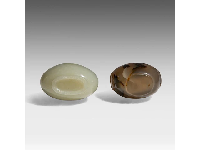 A chinese jade and an agate snuff bottle, late qing, h 6 - 6,5 cm - afbeelding 8 van  8