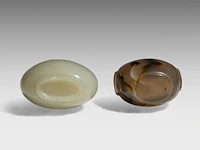 A chinese jade and an agate snuff bottle, late qing, h 6 - 6,5 cm - afbeelding 8 van  8