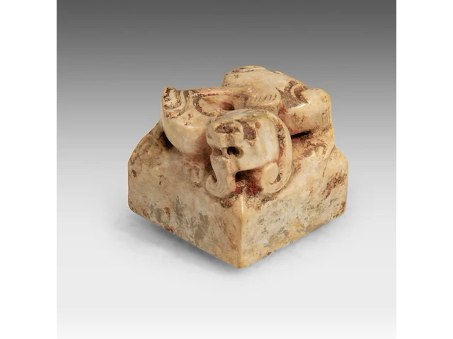 A chinese jade 'lion' seal, han dynasty or later, h 2,3 - 2 x 2 cm - afbeelding 1 van  9