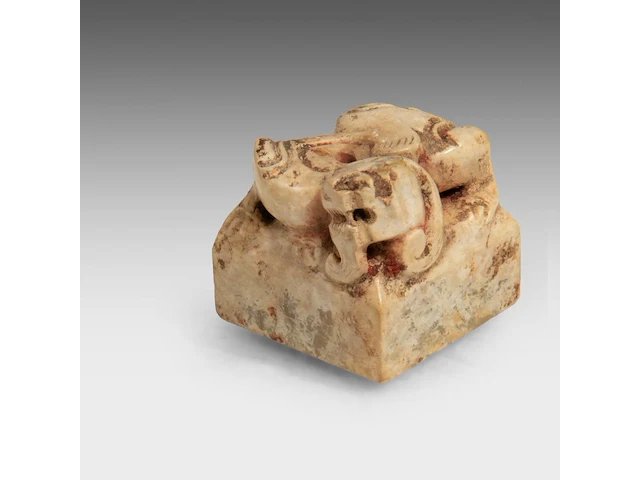 A chinese jade 'lion' seal, han dynasty or later, h 2,3 - 2 x 2 cm - afbeelding 2 van  9