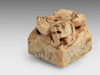A chinese jade 'lion' seal, han dynasty or later, h 2,3 - 2 x 2 cm - afbeelding 2 van  9