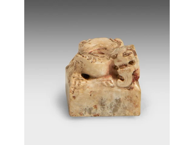 A chinese jade 'lion' seal, han dynasty or later, h 2,3 - 2 x 2 cm - afbeelding 6 van  9
