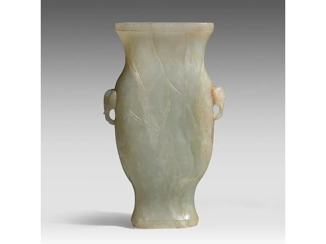 A chinese jade 'lotus pond' vase, paired with elephant-head handles, mid-qing dynasty, h 17,5 cm - afbeelding 1 van  8