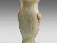 A chinese jade 'lotus pond' vase, paired with elephant-head handles, mid-qing dynasty, h 17,5 cm - afbeelding 2 van  8