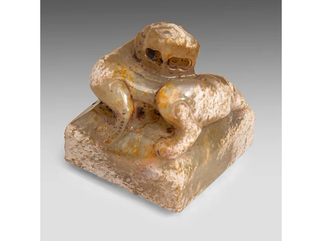 A chinese jade 'tiger' seal, western han dynasty or later, h 2,7 - 2,5 x 2,5 cm - afbeelding 1 van  8