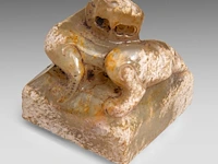 A chinese jade 'tiger' seal, western han dynasty or later, h 2,7 - 2,5 x 2,5 cm