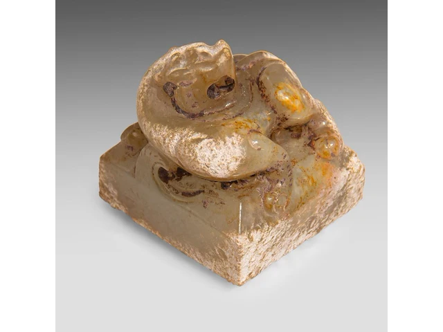A chinese jade 'tiger' seal, western han dynasty or later, h 2,7 - 2,5 x 2,5 cm - afbeelding 2 van  8