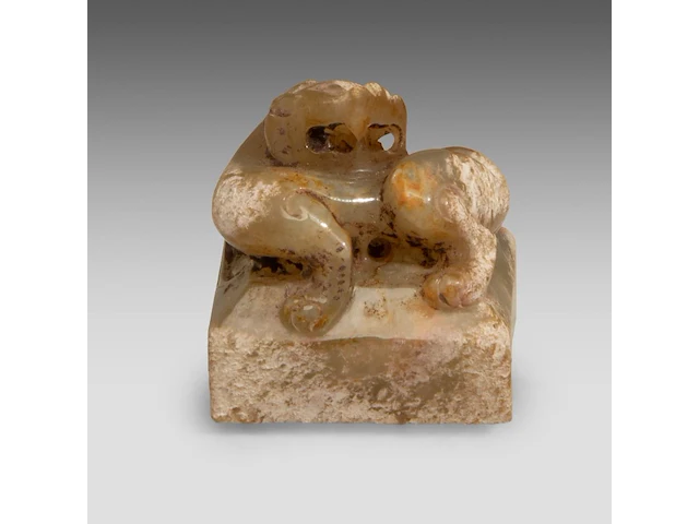 A chinese jade 'tiger' seal, western han dynasty or later, h 2,7 - 2,5 x 2,5 cm - afbeelding 5 van  8