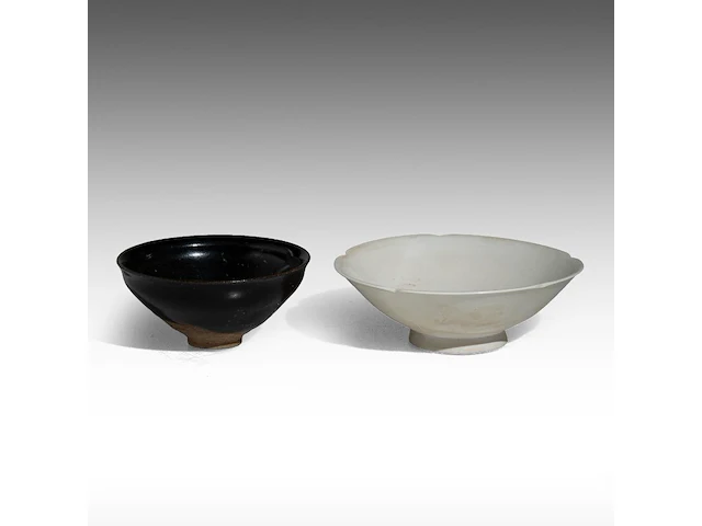 A chinese jian ware and a qingbai ware tea bowl, ø 11,2 - h 5 cm / ø 14 - h 4,8 cm - afbeelding 1 van  6