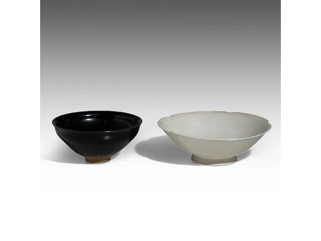A chinese jian ware and a qingbai ware tea bowl, ø 11,2 - h 5 cm / ø 14 - h 4,8 cm - afbeelding 2 van  6