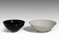 A chinese jian ware and a qingbai ware tea bowl, ø 11,2 - h 5 cm / ø 14 - h 4,8 cm - afbeelding 2 van  6