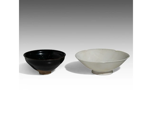 A chinese jian ware and a qingbai ware tea bowl, ø 11,2 - h 5 cm / ø 14 - h 4,8 cm - afbeelding 3 van  6