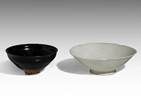 A chinese jian ware and a qingbai ware tea bowl, ø 11,2 - h 5 cm / ø 14 - h 4,8 cm - afbeelding 3 van  6