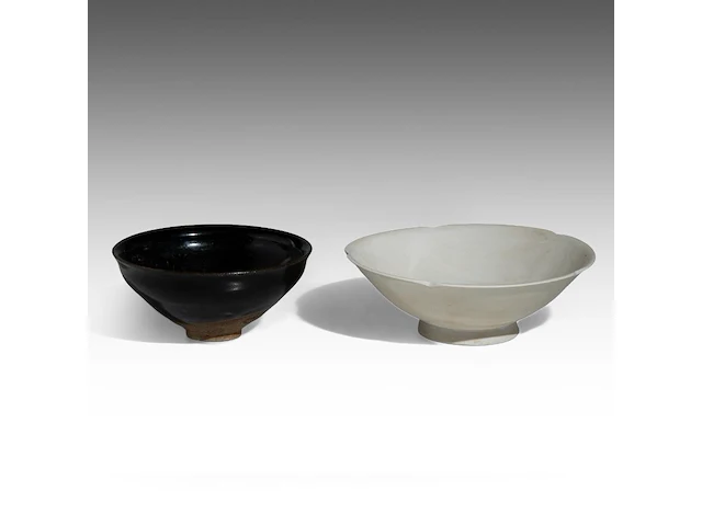A chinese jian ware and a qingbai ware tea bowl, ø 11,2 - h 5 cm / ø 14 - h 4,8 cm - afbeelding 4 van  6
