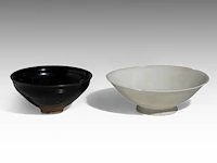 A chinese jian ware and a qingbai ware tea bowl, ø 11,2 - h 5 cm / ø 14 - h 4,8 cm - afbeelding 4 van  6