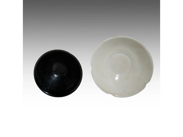 A chinese jian ware and a qingbai ware tea bowl, ø 11,2 - h 5 cm / ø 14 - h 4,8 cm - afbeelding 5 van  6