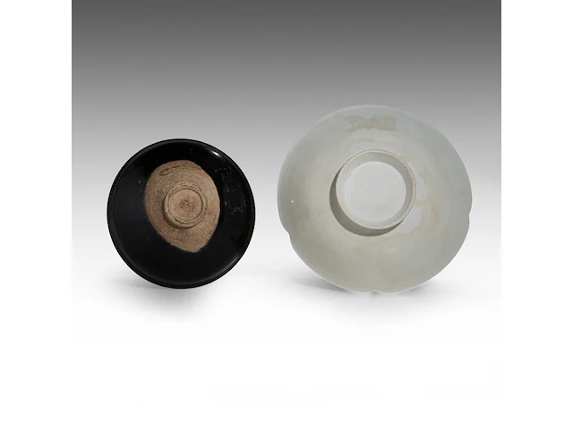 A chinese jian ware and a qingbai ware tea bowl, ø 11,2 - h 5 cm / ø 14 - h 4,8 cm - afbeelding 6 van  6