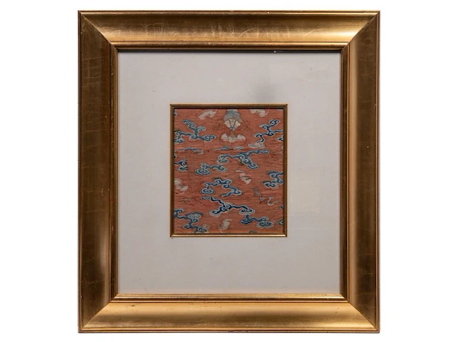 A chinese kesi silk weave 'bats and clouds' fragment, qing dynasty, framed 64 x 69 cm - afbeelding 1 van  3