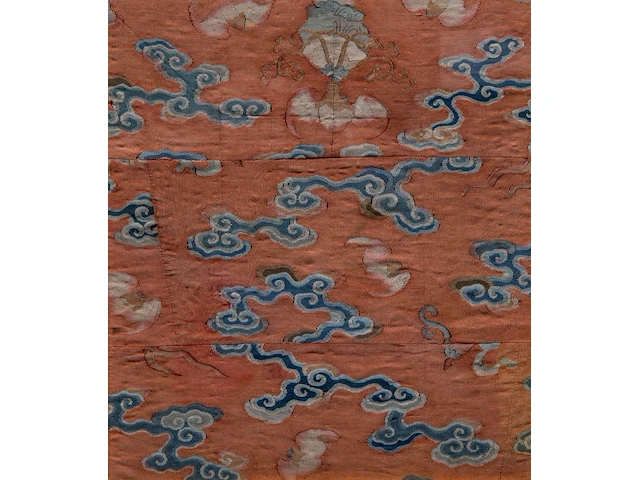 A chinese kesi silk weave 'bats and clouds' fragment, qing dynasty, framed 64 x 69 cm - afbeelding 2 van  3