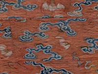 A chinese kesi silk weave 'bats and clouds' fragment, qing dynasty, framed 64 x 69 cm - afbeelding 2 van  3