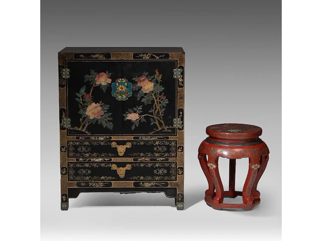 A chinese lacquered cabinet, inlaid with mineral carvings, republic period, h 93 - 72 x 41 cm - and a red lacquered base, 20thc, h 48 cm - afbeelding 1 van  8