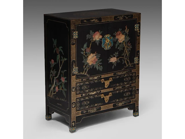 A chinese lacquered cabinet, inlaid with mineral carvings, republic period, h 93 - 72 x 41 cm - and a red lacquered base, 20thc, h 48 cm - afbeelding 2 van  8
