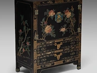 A chinese lacquered cabinet, inlaid with mineral carvings, republic period, h 93 - 72 x 41 cm - and a red lacquered base, 20thc, h 48 cm - afbeelding 2 van  8