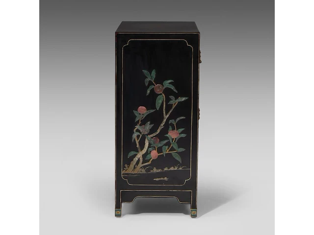 A chinese lacquered cabinet, inlaid with mineral carvings, republic period, h 93 - 72 x 41 cm - and a red lacquered base, 20thc, h 48 cm - afbeelding 3 van  8