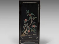 A chinese lacquered cabinet, inlaid with mineral carvings, republic period, h 93 - 72 x 41 cm - and a red lacquered base, 20thc, h 48 cm - afbeelding 3 van  8