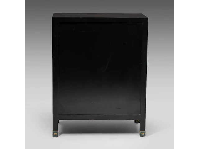 A chinese lacquered cabinet, inlaid with mineral carvings, republic period, h 93 - 72 x 41 cm - and a red lacquered base, 20thc, h 48 cm - afbeelding 4 van  8