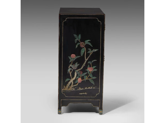 A chinese lacquered cabinet, inlaid with mineral carvings, republic period, h 93 - 72 x 41 cm - and a red lacquered base, 20thc, h 48 cm - afbeelding 5 van  8