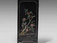 A chinese lacquered cabinet, inlaid with mineral carvings, republic period, h 93 - 72 x 41 cm - and a red lacquered base, 20thc, h 48 cm - afbeelding 5 van  8