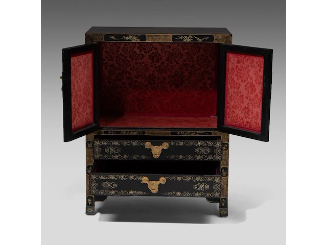 A chinese lacquered cabinet, inlaid with mineral carvings, republic period, h 93 - 72 x 41 cm - and a red lacquered base, 20thc, h 48 cm - afbeelding 6 van  8