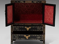 A chinese lacquered cabinet, inlaid with mineral carvings, republic period, h 93 - 72 x 41 cm - and a red lacquered base, 20thc, h 48 cm - afbeelding 6 van  8