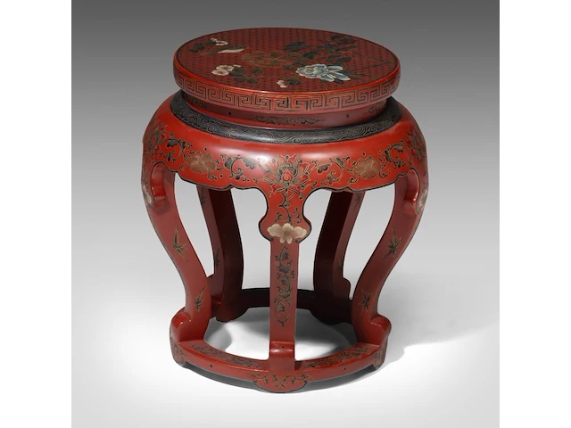 A chinese lacquered cabinet, inlaid with mineral carvings, republic period, h 93 - 72 x 41 cm - and a red lacquered base, 20thc, h 48 cm - afbeelding 7 van  8