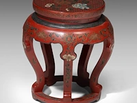 A chinese lacquered cabinet, inlaid with mineral carvings, republic period, h 93 - 72 x 41 cm - and a red lacquered base, 20thc, h 48 cm - afbeelding 7 van  8