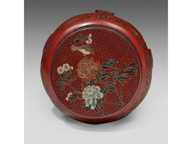A chinese lacquered cabinet, inlaid with mineral carvings, republic period, h 93 - 72 x 41 cm - and a red lacquered base, 20thc, h 48 cm - afbeelding 8 van  8