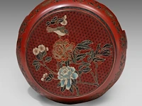 A chinese lacquered cabinet, inlaid with mineral carvings, republic period, h 93 - 72 x 41 cm - and a red lacquered base, 20thc, h 48 cm - afbeelding 8 van  8