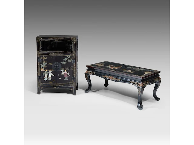 A chinese lacquered cabinet, inset with mineral carvings, 20thc, h 92,3 - 31 x 61,5 cm - added a ditto table h 46 - 51 x 101,5 cm - afbeelding 1 van  6