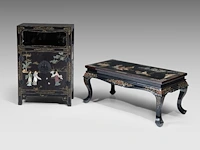 A chinese lacquered cabinet, inset with mineral carvings, 20thc, h 92,3 - 31 x 61,5 cm - added a ditto table h 46 - 51 x 101,5 cm