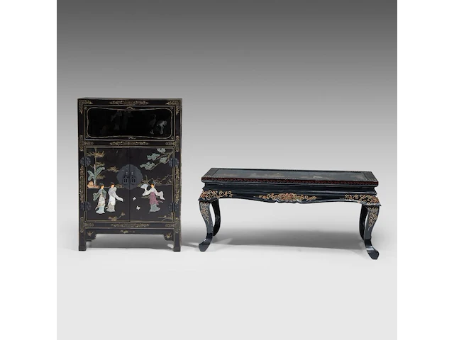 A chinese lacquered cabinet, inset with mineral carvings, 20thc, h 92,3 - 31 x 61,5 cm - added a ditto table h 46 - 51 x 101,5 cm - afbeelding 2 van  6