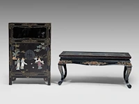 A chinese lacquered cabinet, inset with mineral carvings, 20thc, h 92,3 - 31 x 61,5 cm - added a ditto table h 46 - 51 x 101,5 cm - afbeelding 2 van  6