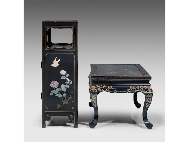 A chinese lacquered cabinet, inset with mineral carvings, 20thc, h 92,3 - 31 x 61,5 cm - added a ditto table h 46 - 51 x 101,5 cm - afbeelding 3 van  6