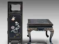 A chinese lacquered cabinet, inset with mineral carvings, 20thc, h 92,3 - 31 x 61,5 cm - added a ditto table h 46 - 51 x 101,5 cm - afbeelding 3 van  6