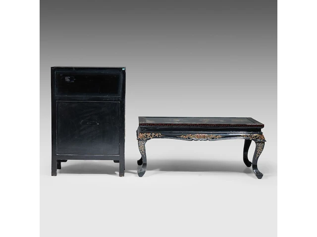 A chinese lacquered cabinet, inset with mineral carvings, 20thc, h 92,3 - 31 x 61,5 cm - added a ditto table h 46 - 51 x 101,5 cm - afbeelding 4 van  6