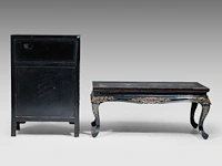 A chinese lacquered cabinet, inset with mineral carvings, 20thc, h 92,3 - 31 x 61,5 cm - added a ditto table h 46 - 51 x 101,5 cm - afbeelding 4 van  6
